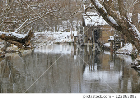 Daio Wasabi Farm - Watermill with snowy scenery 122865892