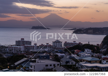 <神奈川縣> 湘南海岸的日落，眺望富士山和江之島 122867368