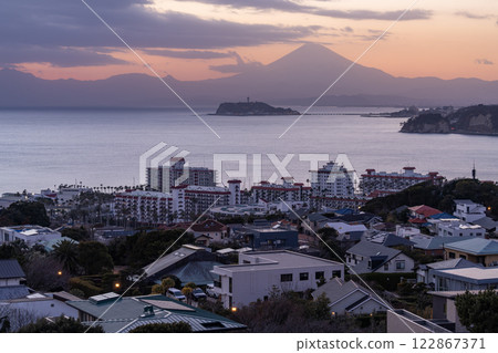 <神奈川縣> 湘南海岸的日落，眺望富士山和江之島 122867371