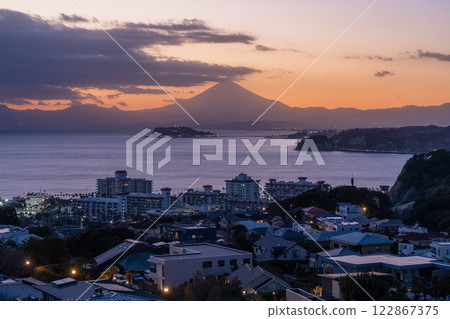 <Kanagawa Prefecture> Sunset at Shonan Coast overlooking Mount Fuji and Enoshima 122867375
