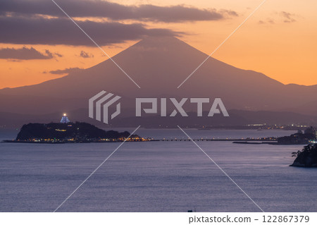 <神奈川縣> 湘南海岸的日落，眺望富士山和江之島 122867379
