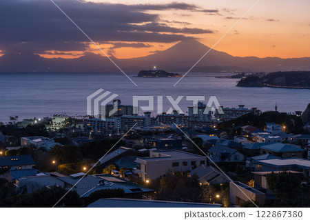 <神奈川縣> 湘南海岸的日落，眺望富士山和江之島 122867380