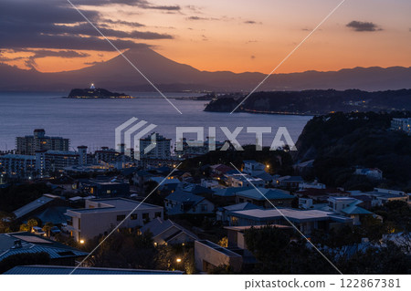 <Kanagawa Prefecture> Sunset at Shonan Coast overlooking Mount Fuji and Enoshima 122867381