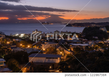 <神奈川縣> 湘南海岸的日落，眺望富士山和江之島 122867384