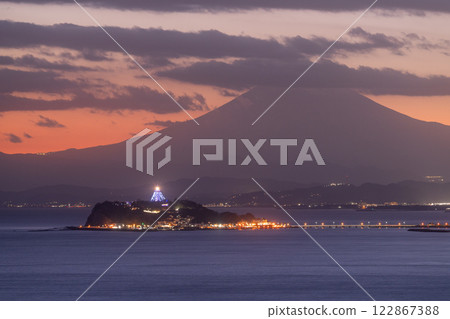 <Kanagawa Prefecture> Sunset at Shonan Coast overlooking Mount Fuji and Enoshima 122867388