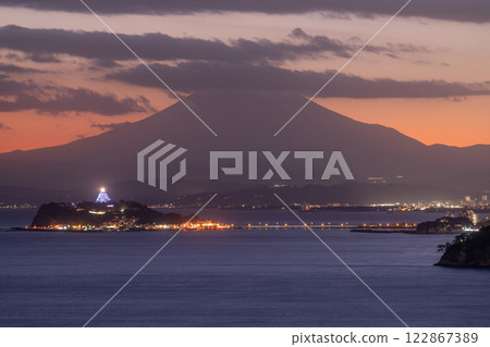 <Kanagawa Prefecture> Sunset at Shonan Coast overlooking Mount Fuji and Enoshima 122867389