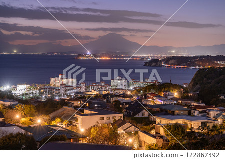 <Kanagawa Prefecture> Sunset at Shonan Coast overlooking Mount Fuji and Enoshima 122867392