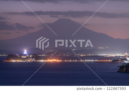 <Kanagawa Prefecture> Sunset at Shonan Coast overlooking Mount Fuji and Enoshima 122867393