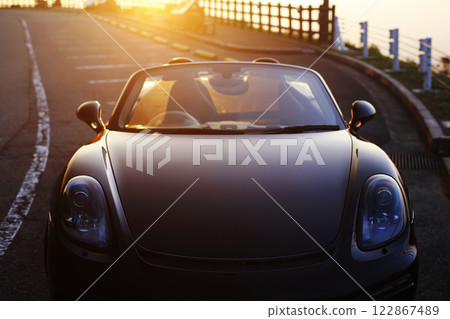 有光澤的黑色敞篷車 122867489