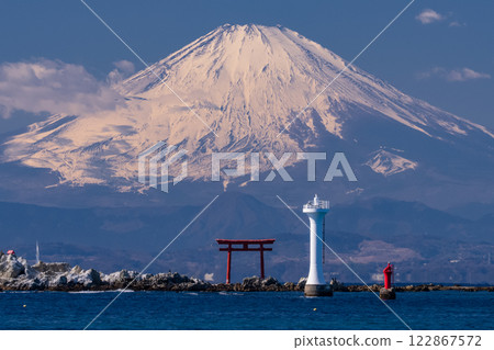 《神奈川縣》富士山和大海的景色/森戶海岸 122867572