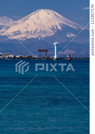 《神奈川縣》富士山和大海的景色/森戶海岸 122867576