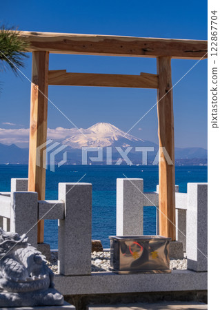 <Kanagawa Prefecture> View of Mt. Fuji and Morito Beach from inside the torii gate 122867704