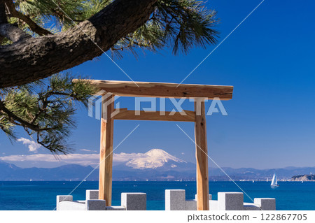 <Kanagawa Prefecture> View of Mt. Fuji and Morito Beach from inside the torii gate 122867705
