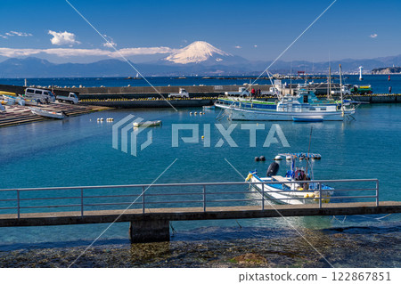 《Kanagawa Prefecture》 Mt. Fuji and fishing boat Manase fishing port 122867851