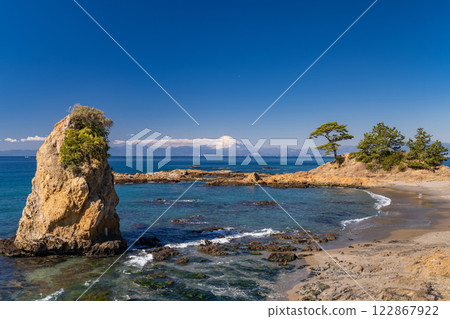 Mount Fuji in winter as seen from Tateishi Park, Kanagawa Prefecture 122867922