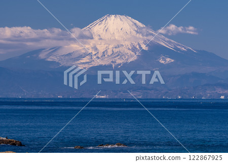 Mount Fuji in winter as seen from Tateishi Park, Kanagawa Prefecture 122867925