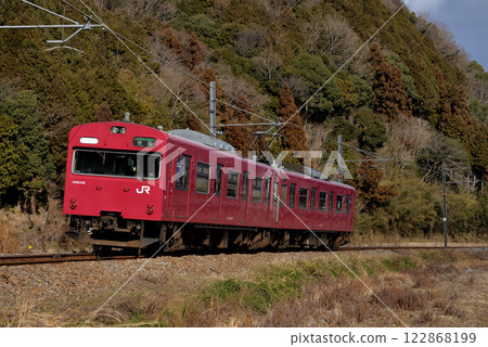 運行於播但線上的兩列103系列3500系列本地列車 運行於播但線上的兩列103系列3500系列本地列車 122868199