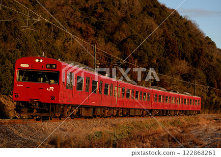 運行於播但線上的四列103系列3500系列本地列車 122868261