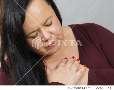 Adult woman having pain in chest 122869231