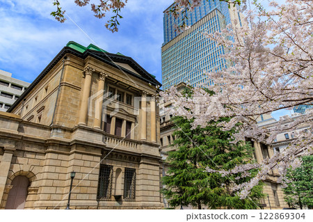 Cherry blossoms in front of the Bank of Japan Head Office, Chuo Ward, Tokyo 122869304