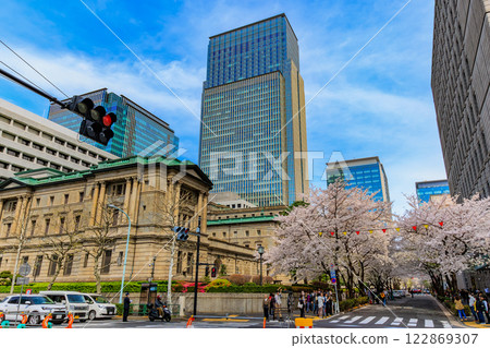 東京中央區日本銀行總行前的櫻花 122869307