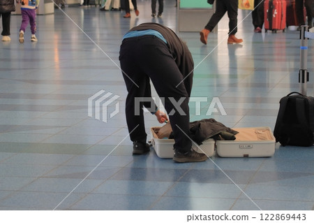 旅客在機場出發大廳整理行李 122869443