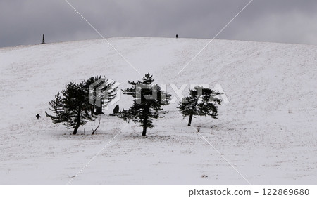 The snowy slopes of Kanpuyama are perfect for skiing 122869680
