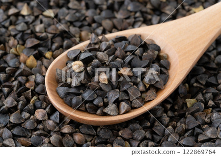 Close-up of buckwheat (buckwheat seeds with husks) 122869764
