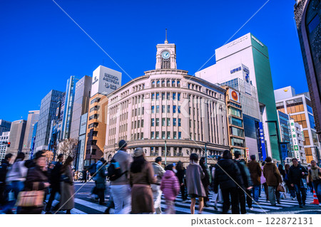 日本東京城市景觀,二月。入境旅遊持續進行......銀座遊客熙熙攘攘。綠燈過街... = 8 日,行人過街的日子 日本東京城市景觀,二月。入境旅遊持續進行......銀座遊客熙熙攘攘。綠燈過街... = 8 日,行人過街的日子 122872131