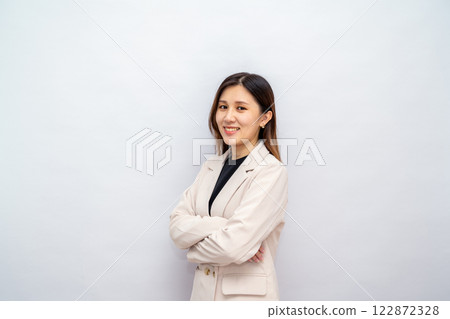 年輕的亞洲女性，職業企業家，穿著商務裝，看起來自信，白色背景 122872328