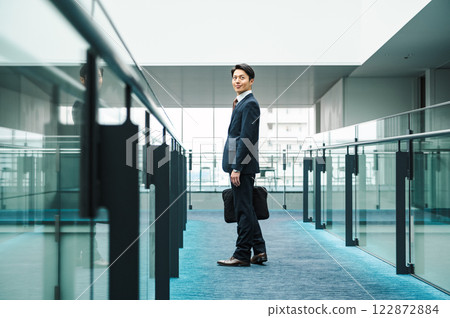 站在辦公樓裡的商人肖像 122872884