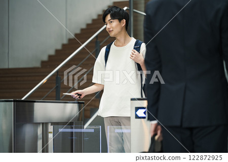 一名年輕人穿過安全門 122872925