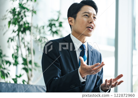 一位商人在商務會議上熱情地交談 一位商人在商務會議上熱情地交談 122872960