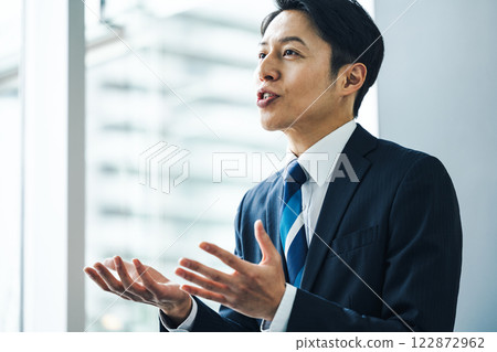 一位商人在商務會議上熱情地交談 122872962