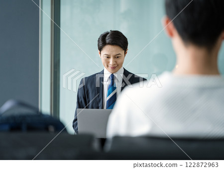 商人在大廳使用筆記型電腦 122872963