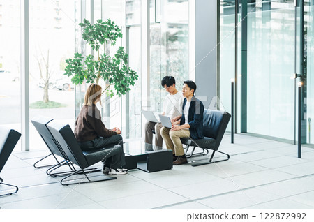 Business people having a business meeting at the entrance of a beautiful office building 122872992