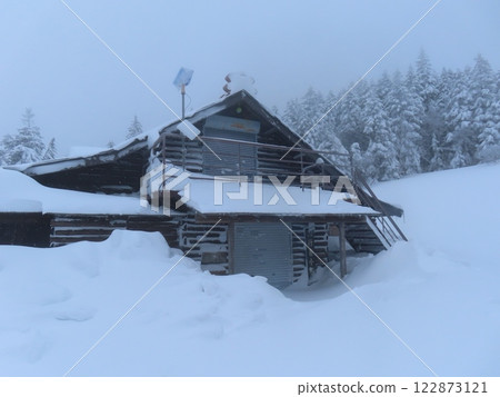 Yatsugatake in the depths of winter (a monk's hut covered in deep snow) 122873121