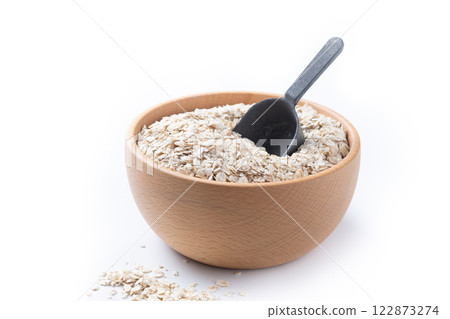 Rolled oats, healthy breakfast cereal oat flakes in bowl isolated on white background 122873274