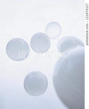 白色背景上漂浮的清澈水滴 柔軟透明的化妝品背景材料 122874327