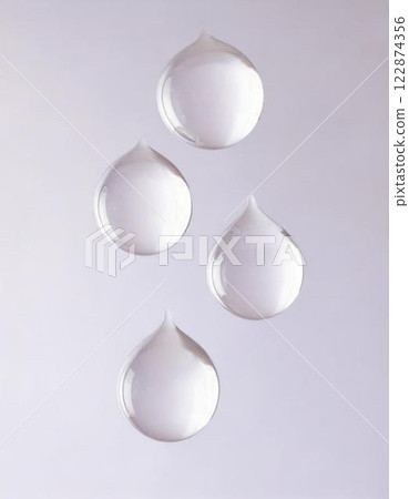 白色背景上漂浮的清澈水滴 柔軟透明的化妝品背景材料 白色背景上漂浮的清澈水滴 柔軟透明的化妝品背景材料 122874356