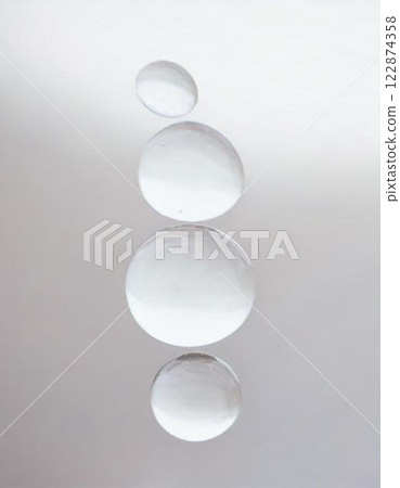 白色背景上漂浮的清澈水滴 柔軟透明的化妝品背景材料 白色背景上漂浮的清澈水滴 柔軟透明的化妝品背景材料 122874358