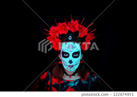Woman dressed as Mexican Catrina 122874951