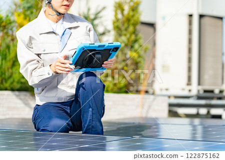 工程師檢查太陽能電池板 太陽能發電 工程師檢查太陽能電池板 太陽能發電 122875162