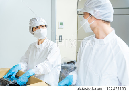 烹飪人員將食物裝入紙箱,學校午餐中心,後院 烹飪人員將食物裝入紙箱,學校午餐中心,後院 122875163