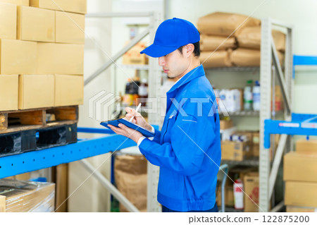 男工作人員使用平板電腦管理倉庫 122875200