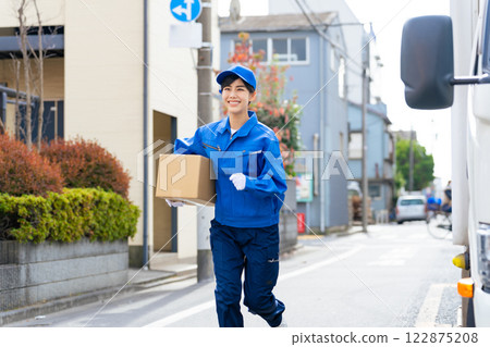 銷售司機提著行李跑 122875208