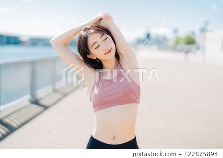 年輕女子戶外健身形象 122875893