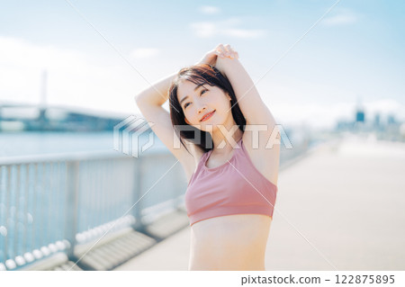 年輕女子戶外健身形象 122875895