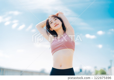 Outdoor fitness image of young woman Outdoor fitness image of young woman 122875896