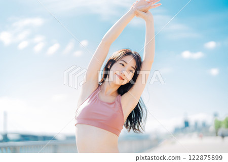 Outdoor fitness image of young woman Outdoor fitness image of young woman 122875899